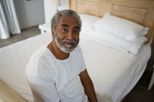 Senior homme se détendre sur le lit à la maison — Photo