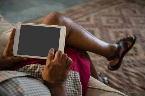 Hombre mayor usando tableta digital — Foto de Stock