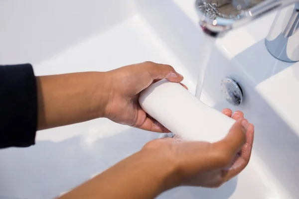 Meisje wassen van de handen in de badkamer wastafel — Stockfoto