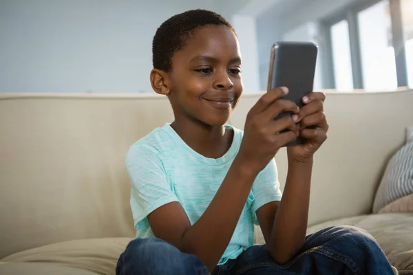 Jongen met mobiele telefoon — Stockfoto