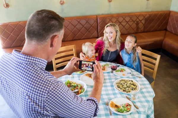 Fotografar a família no restaurante — Fotografia de Stock