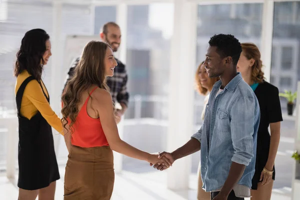 Felices colegas dándose la mano — Foto de Stock