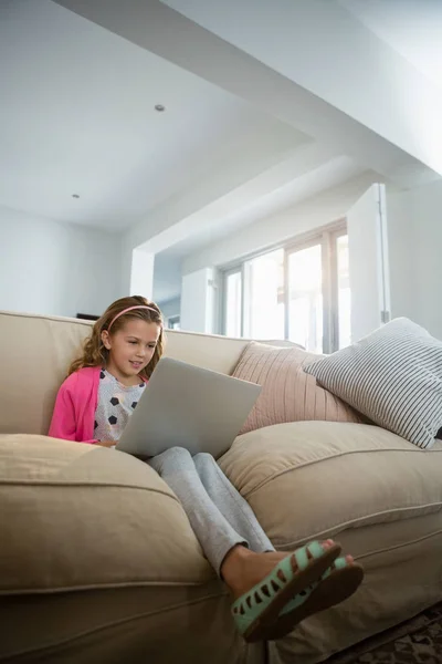 Menina usando laptop na sala de estar — Fotografia de Stock