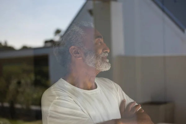 Senior man die met gekruiste armen — Stockfoto