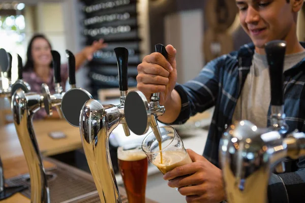 Barman preparando bebida — Fotografia de Stock