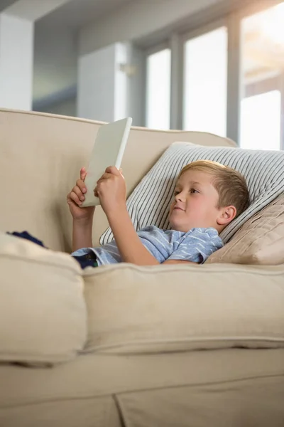 Menino usando tablet na sala de estar — Fotografia de Stock