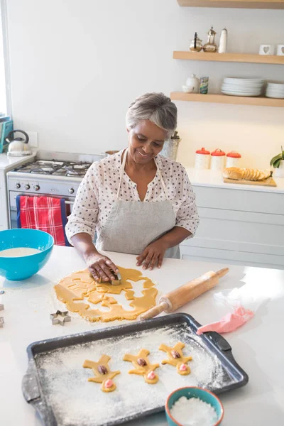 Senior Kvinna förbereda cookies i kök — Stockfoto