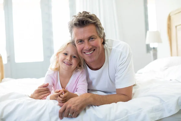 Padre e hija acostados juntos en el dormitorio — Foto de Stock