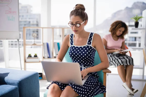 Executivo do sexo feminino trabalhando no laptop no escritório — Fotografia de Stock