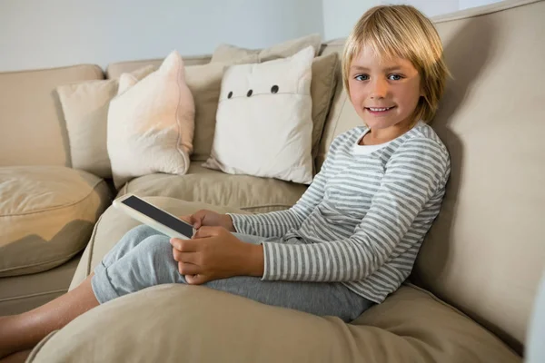 Boy pomocí tabletu v obývacím pokoji — Stock fotografie