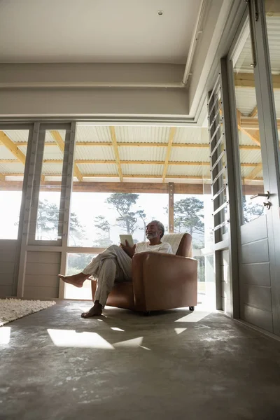 Senior man using tablet at home — Stock Photo, Image