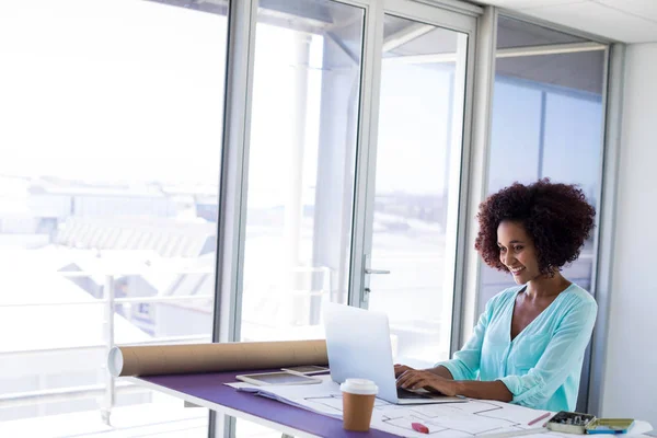 Architektin arbeitet am Laptop — Stockfoto