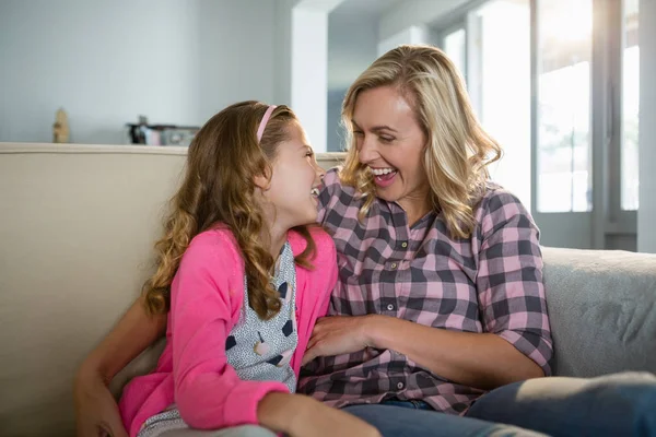 Mutter und tochter haben spaß — Stockfoto