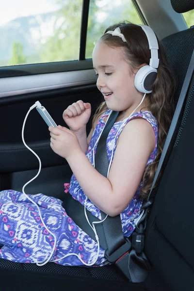 Девушка слушает музыку на мобильном телефоне — стоковое фото