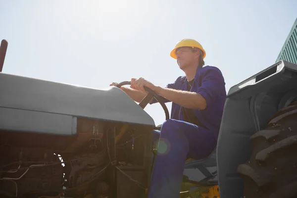 Travailleur attentif conduisant un tracteur — Photo
