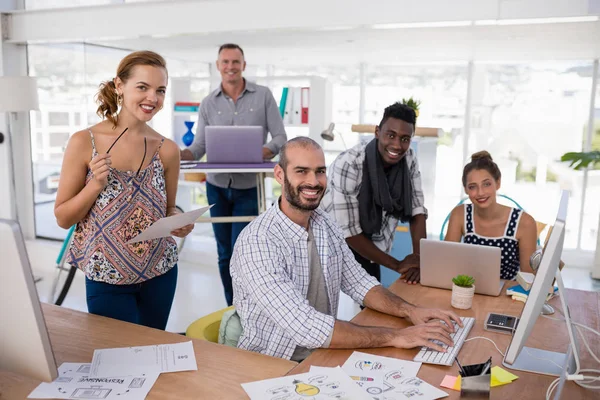 Equipo de ejecutivos trabajando juntos en el escritorio — Foto de Stock