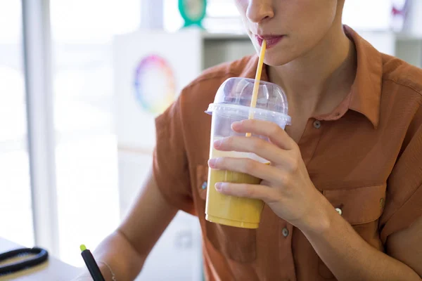 Weibliche Führungskraft beim Trinken — Stockfoto