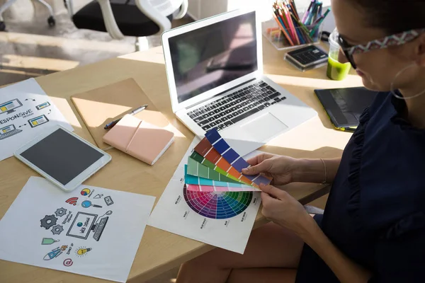 Ejecutivos femeninos sosteniendo muestra de sombra de color — Foto de Stock