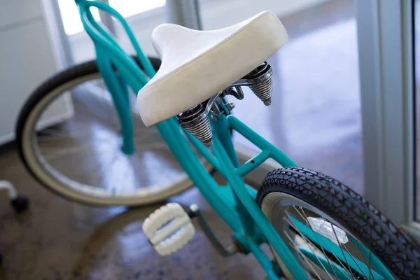 Bicicleta perto da porta do escritório — Fotografia de Stock