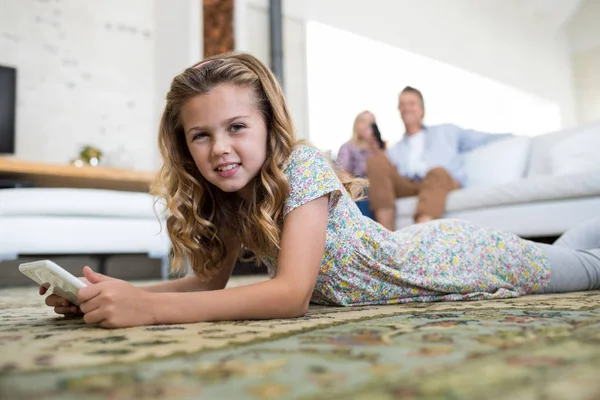 Dotter med surfplatta i vardagsrum — Stockfoto