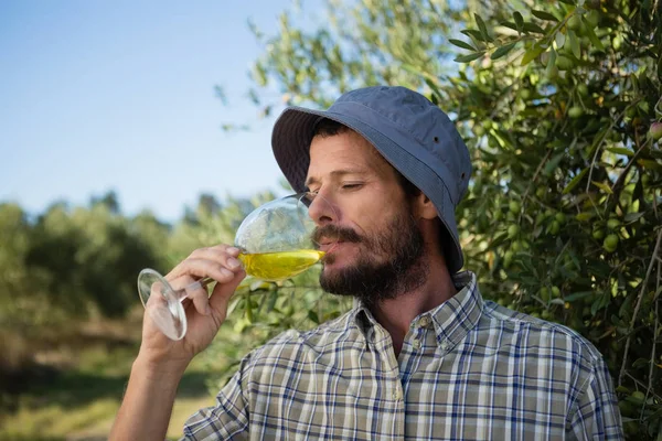 Un homme buvant un verre de vin — Photo