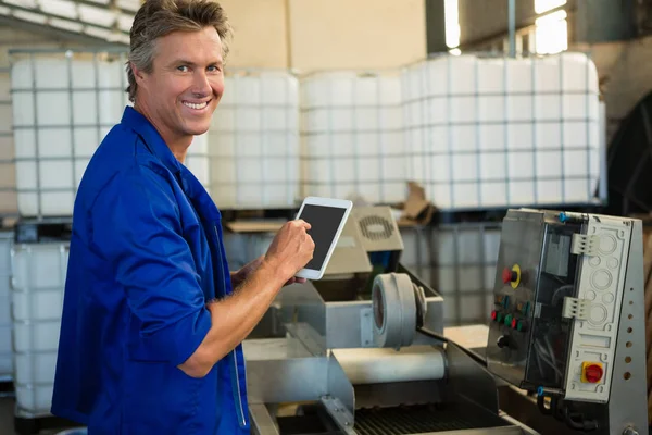 Werknemer met behulp van digitale tablet in fabriek — Stockfoto