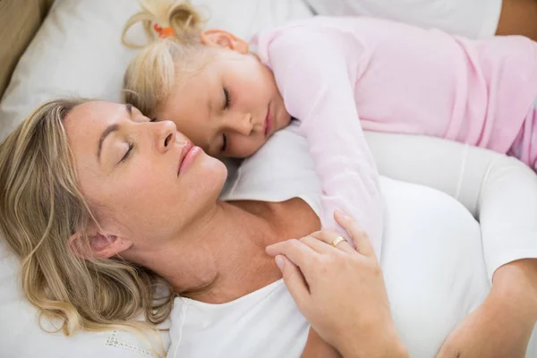 Anne ve kızı birlikte uyumak — Stok fotoğraf