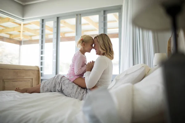 Mutter und tochter spaß im schlafzimmer — Stockfoto