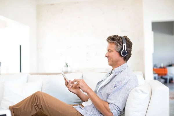 Uomo che ascolta musica sul cellulare — Foto Stock