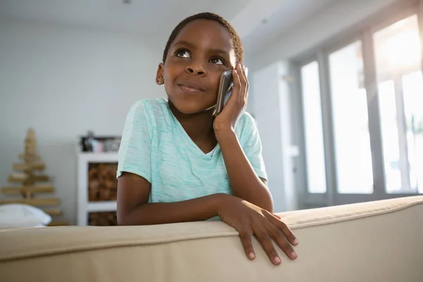 Pojke pratar på mobiltelefon — Stockfoto