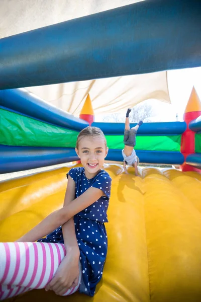 Chica sentada en castillo hinchable — Foto de Stock