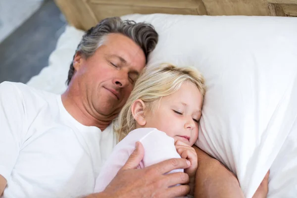 Far och dotter sova tillsammans på sängen — Φωτογραφία Αρχείου