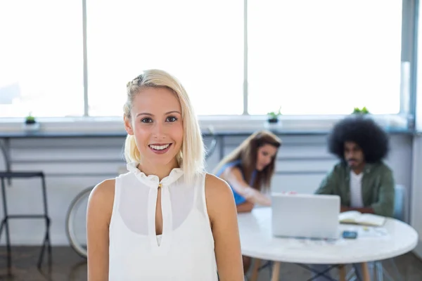 Ejecutiva femenina en el cargo — Foto de Stock