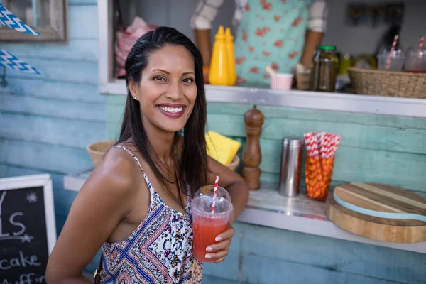 Donna che ha succo al bancone — Foto Stock