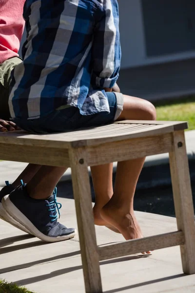 Padre e hijo sentados en el banco — Foto de Stock