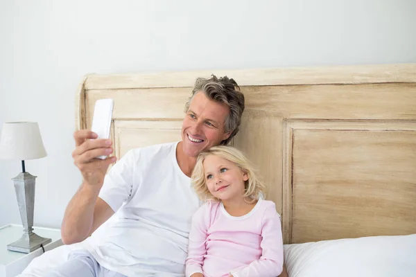 Baba ve kızı alarak selfie telefon — Stok fotoğraf