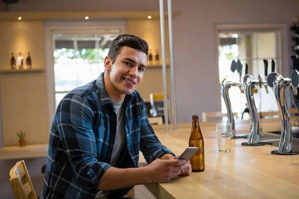 Portrait d'homme utilisant le téléphone au bar — Photo