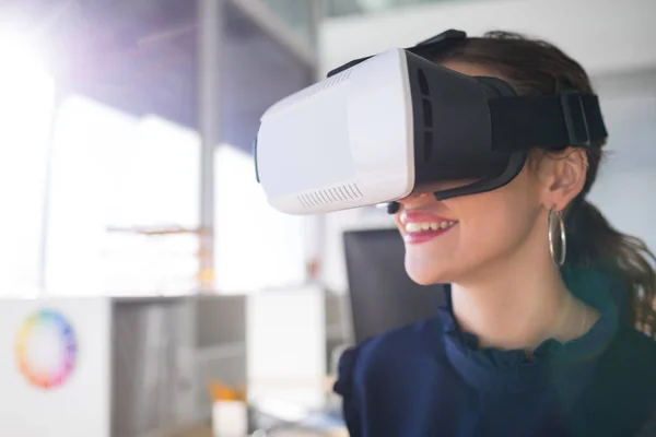 Architekt mit Virtual-Reality-Headset — Stockfoto