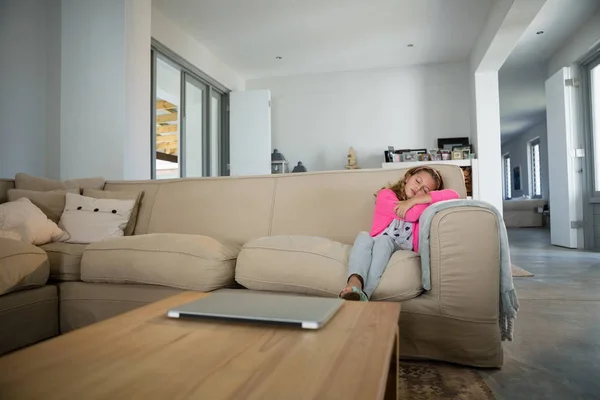 Mädchen schläft auf Sofa im Wohnzimmer — Stockfoto