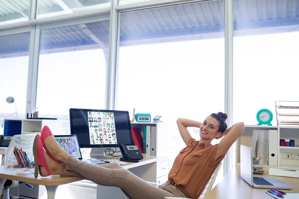 Femme cadre relaxant à son bureau — Photo