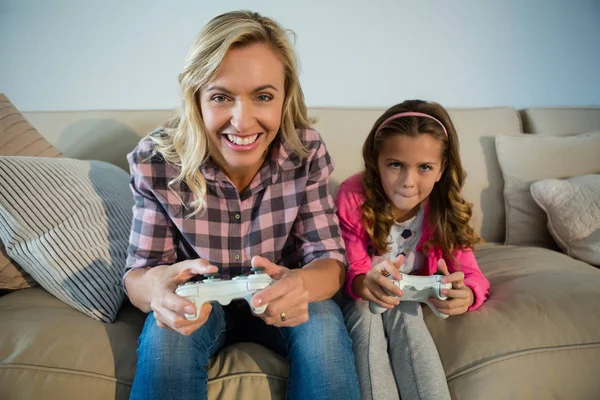 Μητέρα και κόρη παίζουν βιντεοπαιχνίδι — Φωτογραφία Αρχείου
