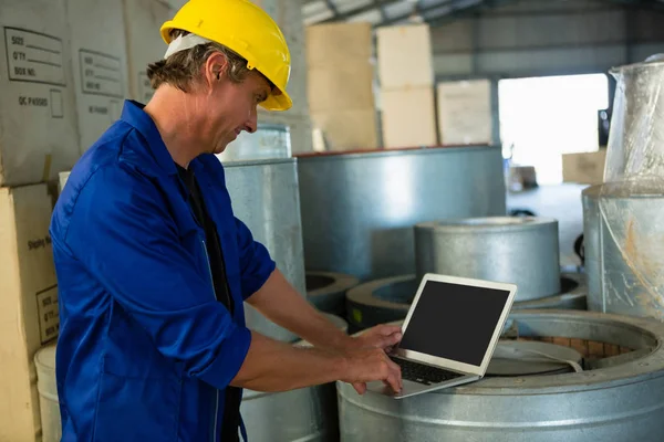 Werknemer met laptop in olijven fabriek — Stockfoto