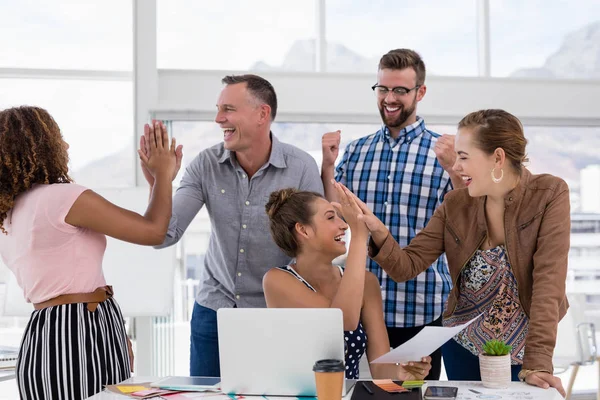 Executivos dando mais cinco uns aos outros — Fotografia de Stock