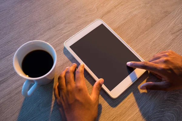 Ejecutivo masculino usando tableta digital —  Fotos de Stock