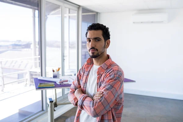 Male architect standing with arms crossed — Stock Photo, Image