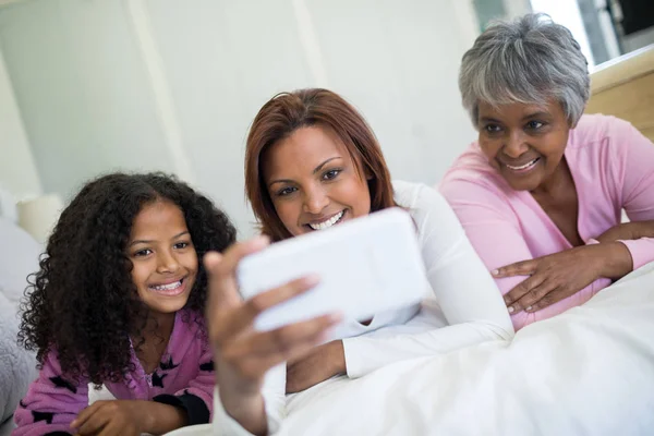 Rodiny při selfie na mobil — Stock fotografie