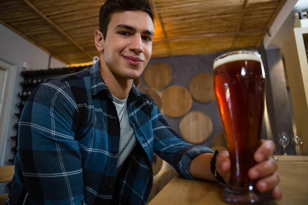 Man met bierglas — Stockfoto