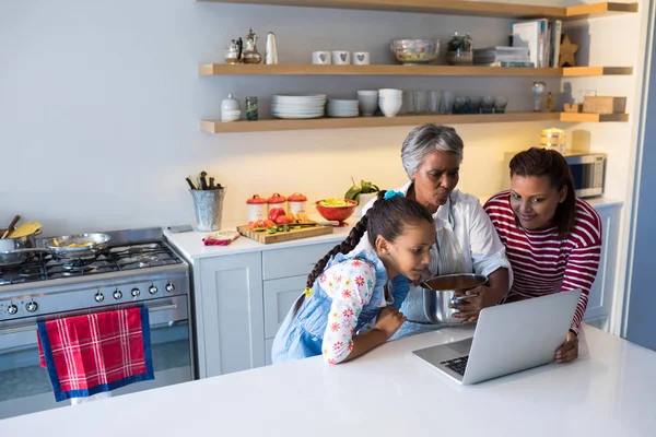 Famiglia utilizzando computer portatile in cucina piano di lavoro — Foto Stock