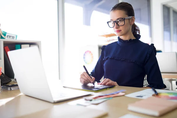 Esecutivo femminile che lavora su laptop — Foto Stock