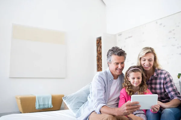 Сім'я використовує планшет разом у вітальні — стокове фото